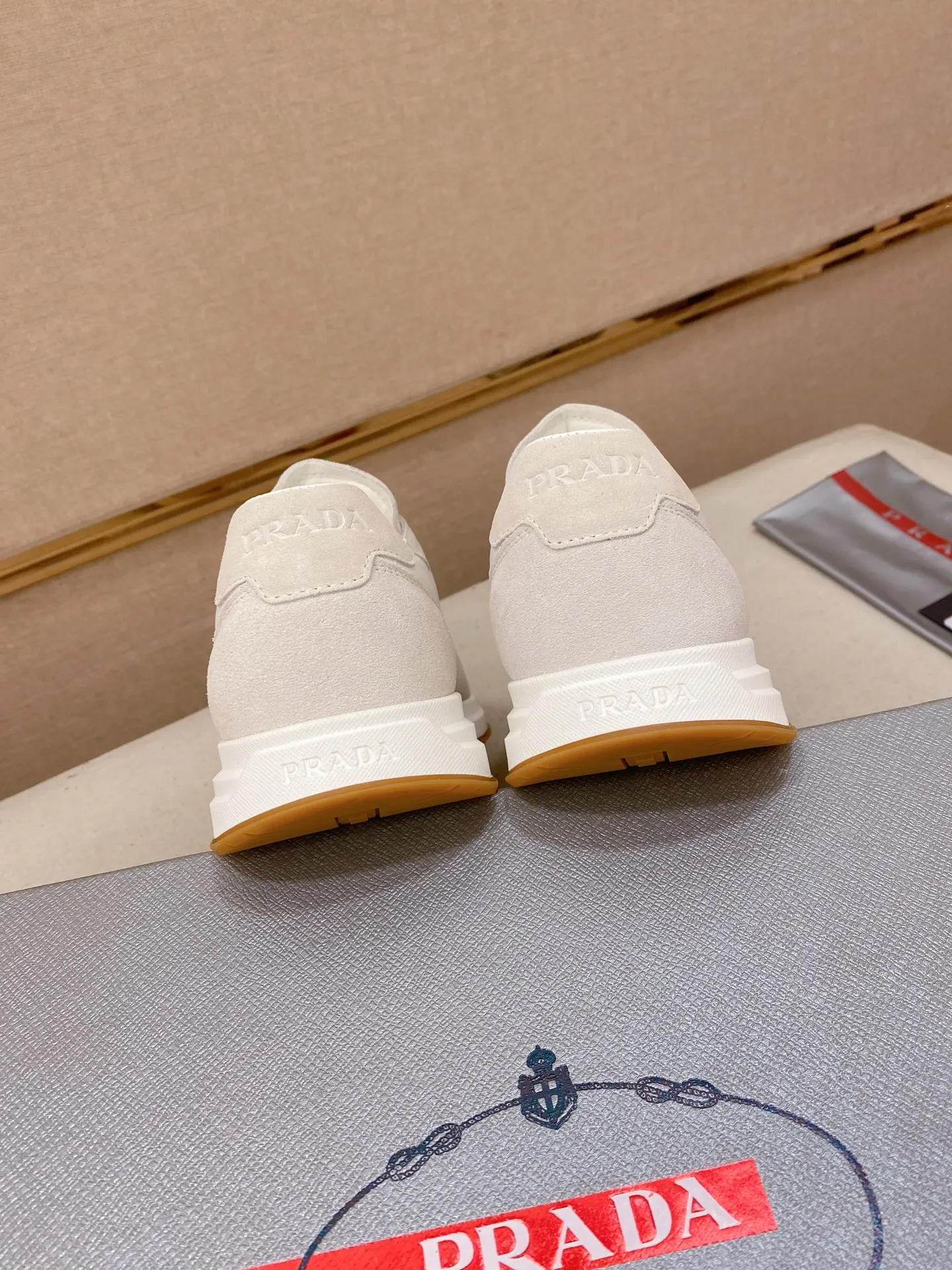 Men's Men's Shoes 💰 620💰 ✔️✔️✔️High version High-quality new PRADA (Prada) counters are launched simultaneously. The new men's shoes and 😘fabrics are selected from first-layer cowhide fabrics. Lining: Imported cowhide leather lining. 👍🏿High-end☄️Open-molded non-slip rubber outsole, exquisite lines, simple and elegant, comfortable and high-end for leisure travel. Code number: 38 to 45